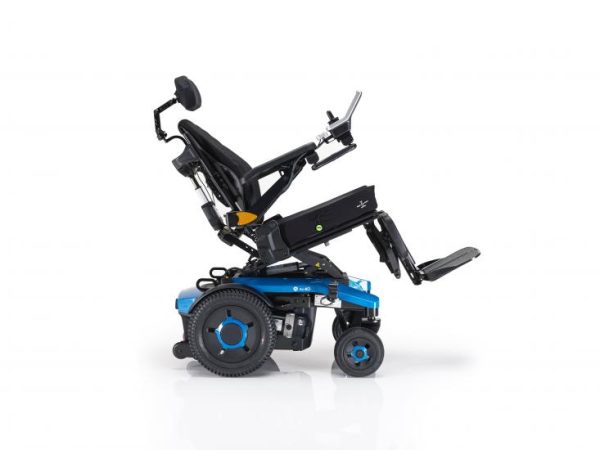 Fauteuil roulant électrique RX40 à propulsion arrière combiné à l’assise modulaire Modulite, offre une mobilité ultra maniable et un confort personnalisé