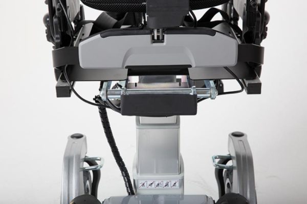 Fauteuil roulant électrique Invacare Storm 4 pour usage intérieur et extérieur, modèle robuste et personnalisable Le fauteuil Invacare Storm 4 présenté ici est équipé du système de contrôle LiNX avec un écran couleur tactile, facilitant les réglages et la navigation. Le châssis renforcé permet une utilisation extérieure et intérieure avec un maximum de confort. Storm 4 Invacare avec élévateur de siège électrique pour atteindre jusqu’à 69 cm