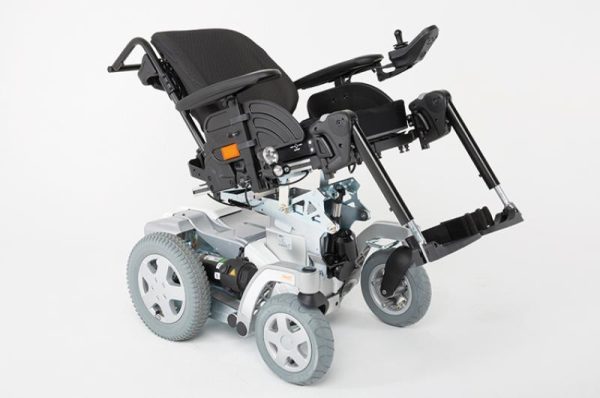 Fauteuil roulant électrique Invacare Storm 4 pour usage intérieur et extérieur, modèle robuste et personnalisable Le fauteuil Invacare Storm 4 présenté ici est équipé du système de contrôle LiNX avec un écran couleur tactile, facilitant les réglages et la navigation. Le châssis renforcé permet une utilisation extérieure et intérieure avec un maximum de confort. Storm 4 Invacare avec élévateur de siège électrique pour atteindre jusqu’à 69 cm