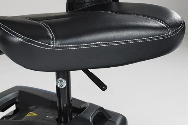 Siège confortable du scooter Électrique 4 Roues Invacare Colibri – Mobilité, Confort et Autonomie en Tunisie - Disponible en Tunisie chez BEST SANTE 📞 Contact & Achat en Tunisie : Pour plus d'informations ou pour commander votre fauteuil roulant longue distance : ☎️ 28 418 268 / 70 295 291 📍 Livraison à domicile dans toute la Tunisie