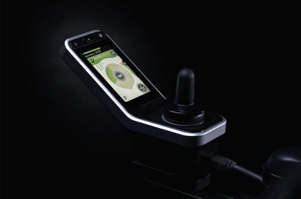 Découvrez le fauteuil roulant verticalisateur Invacare Aviva FX40 en Tunisie : Autonomie debout, confort clinique, commande tactile LiNX et suspension 4Sure. Idéal intérieur/extérieur.